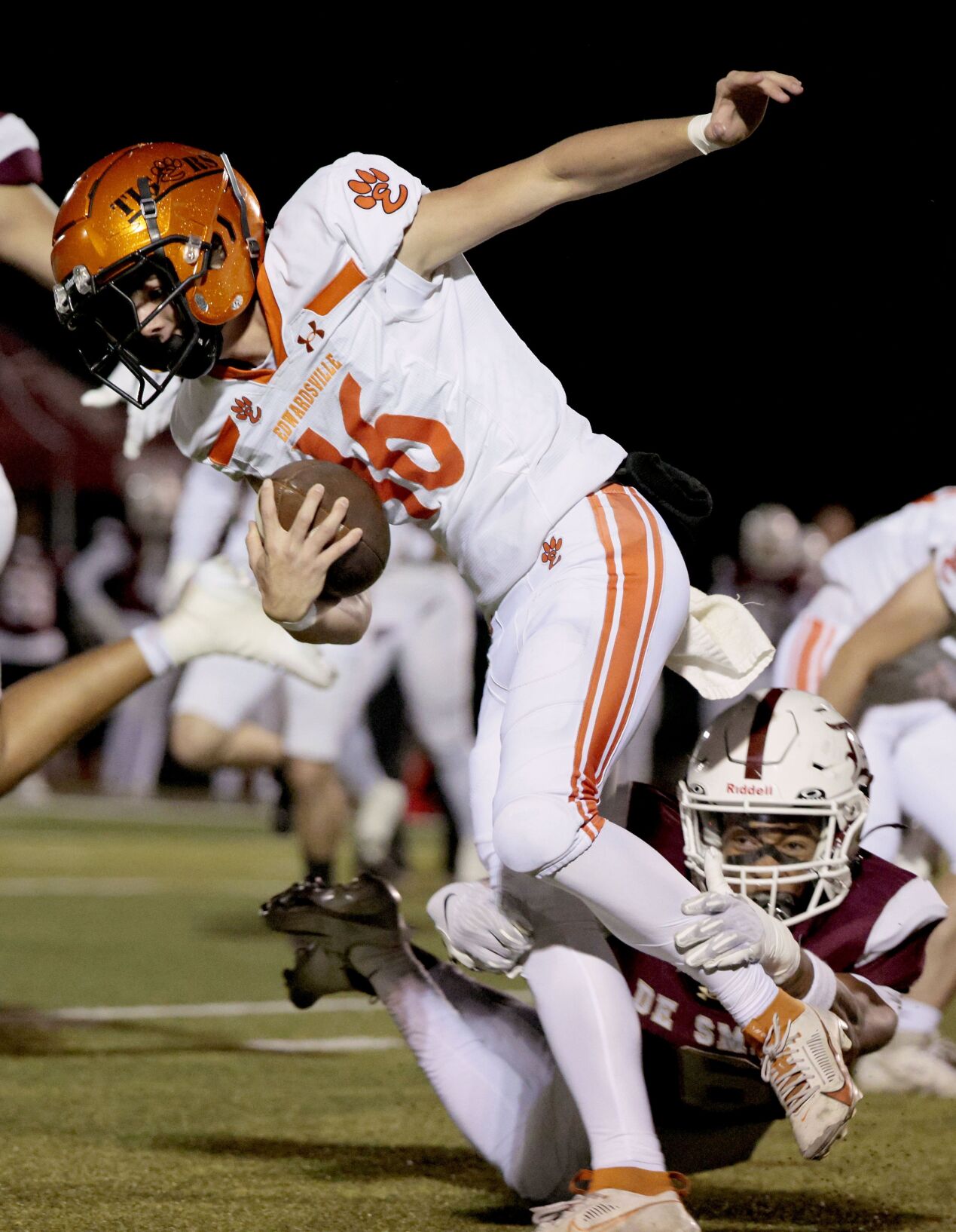 DeSmet stifles Edwardsville 30-15